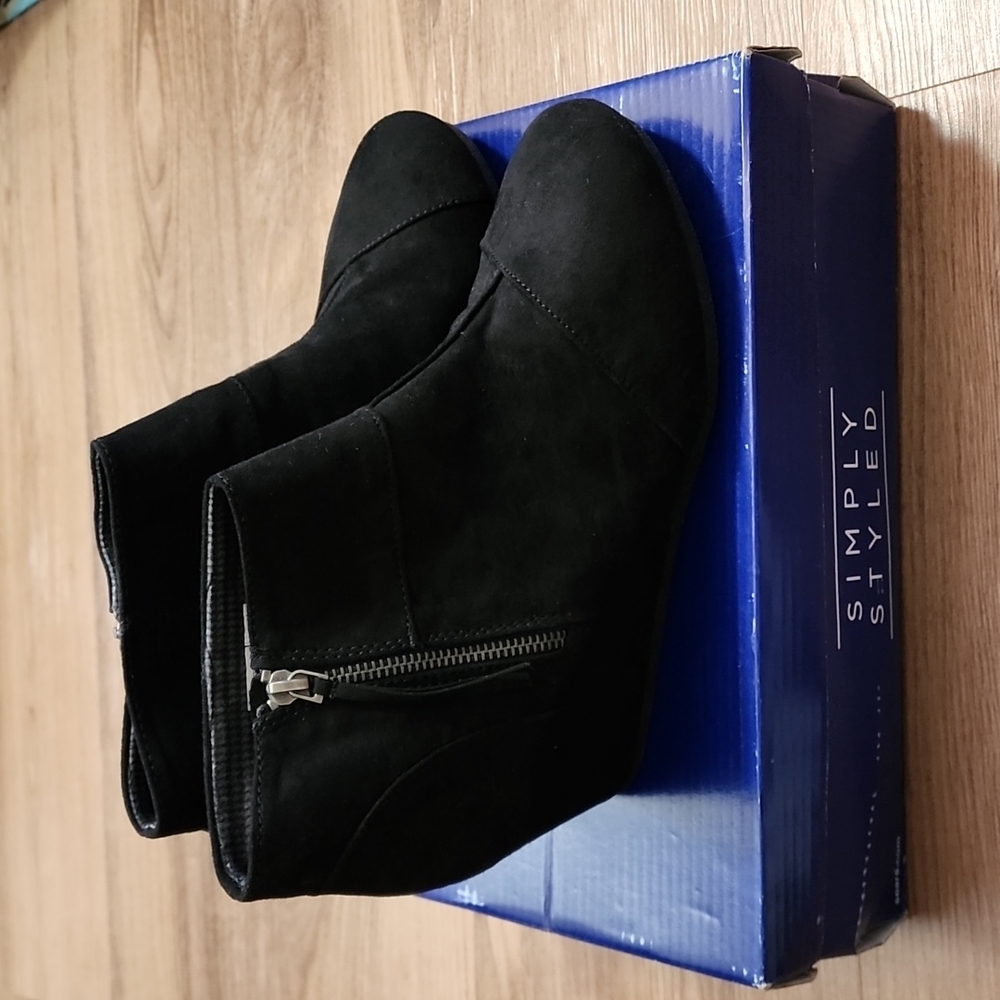 Women's Simply Styled Faux Suede Booties Size 11
